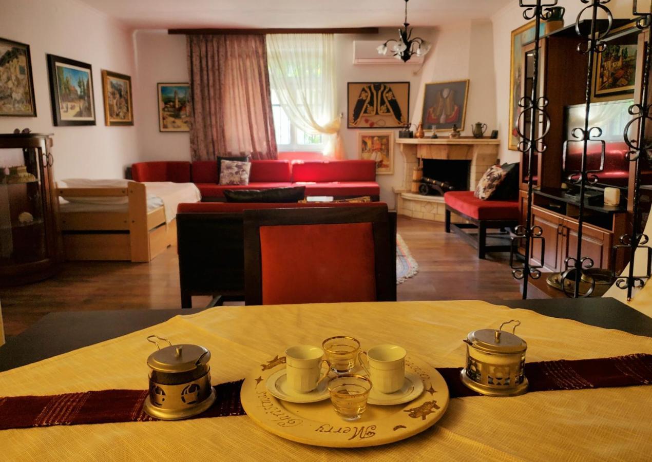 Unique Traditional House, Hosted By J&G Tirana Bagian luar foto